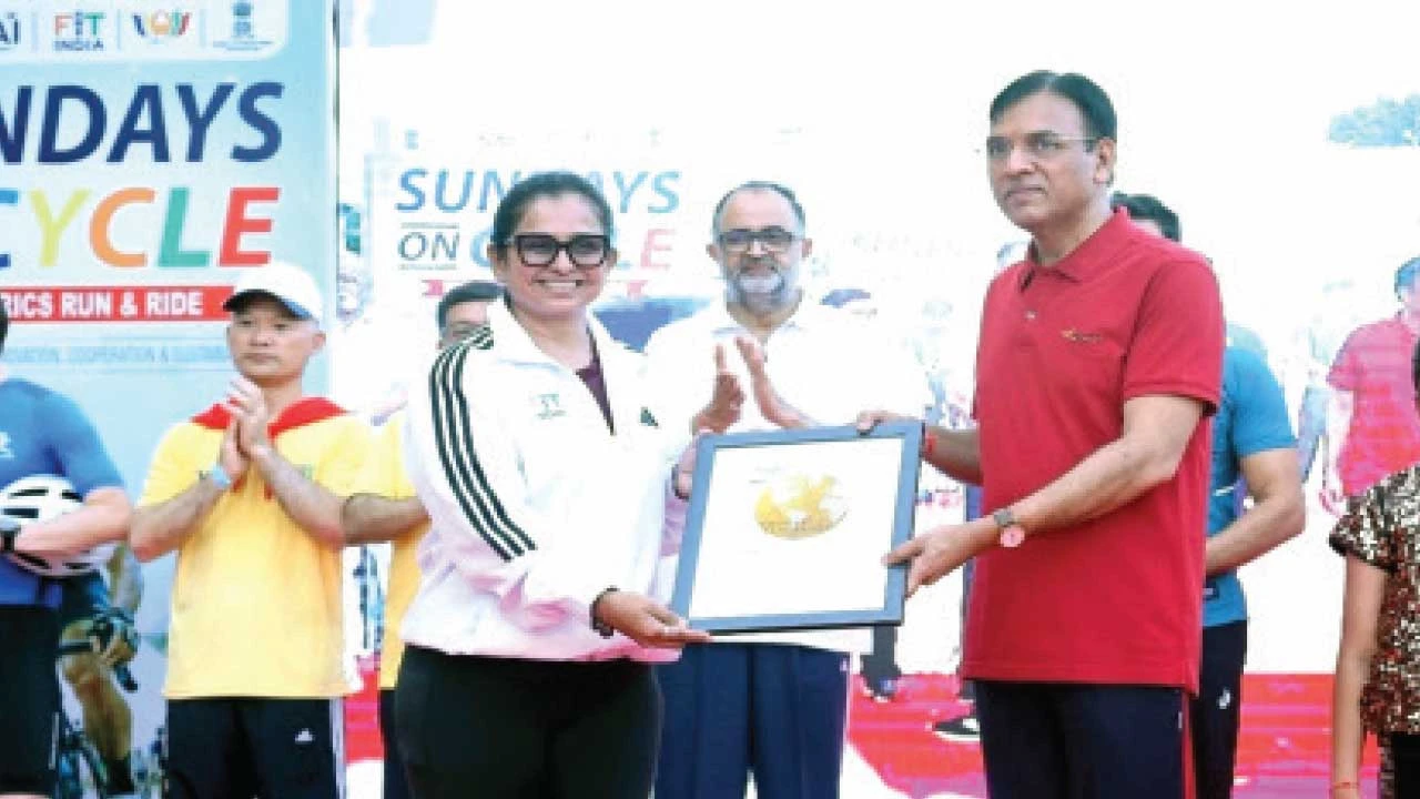 વલસાડના મહિલા ડેન્ટિસ્ટ ડૉ. ભૈરવી જોષીને સાયક્લિંગ અભિયાન બદલ મળ્યો એવોર્ડ