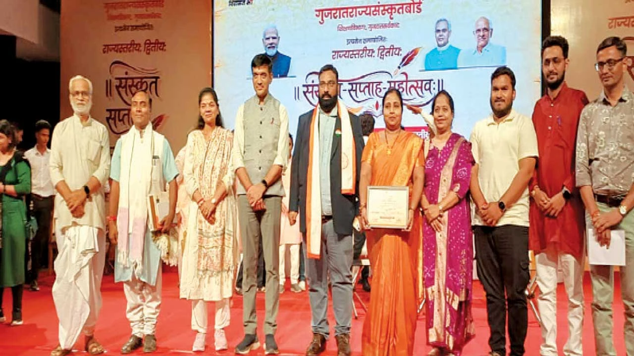 Vadodara: શ્રોષ્ઠ કામગીરી બદલ વડોદરા જિલ્લા શિક્ષણાધિકારીનું સન્માન