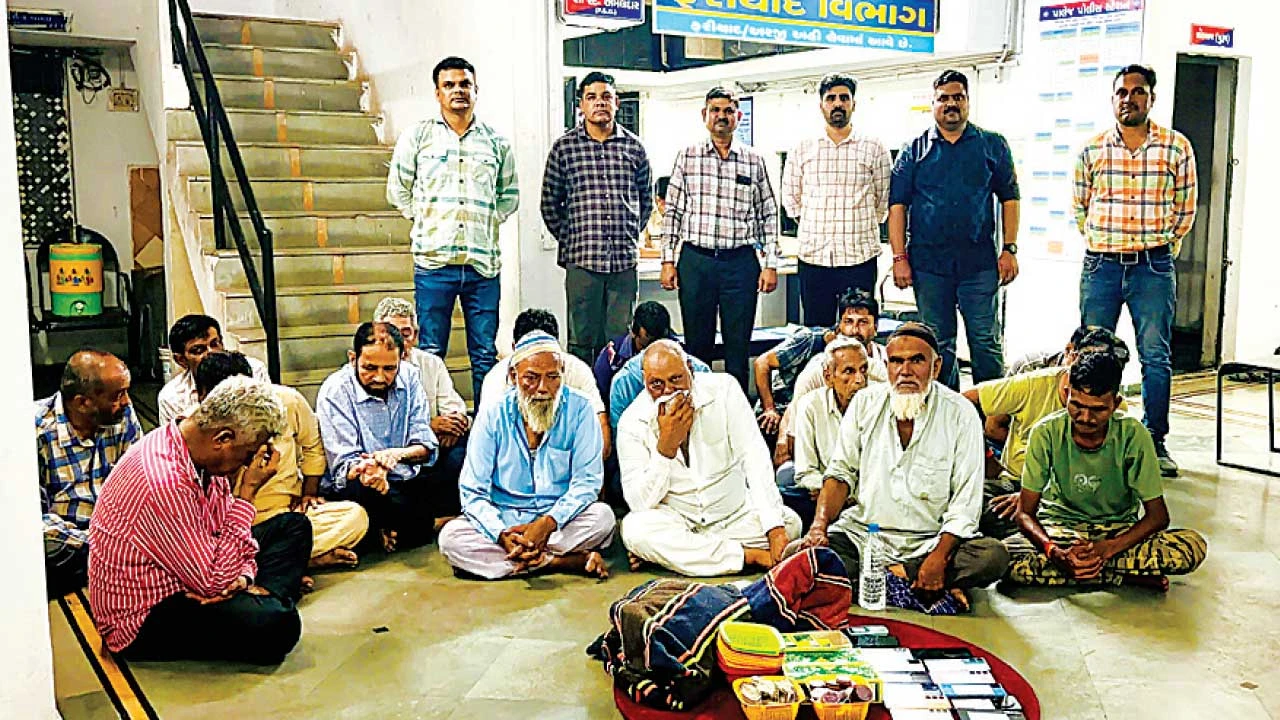 Bharuch: રૂા.2.42 લાખના મુદ્દામાલ સાથે ઘરમાં જુગાર રમતા 19 ઝડપાયા