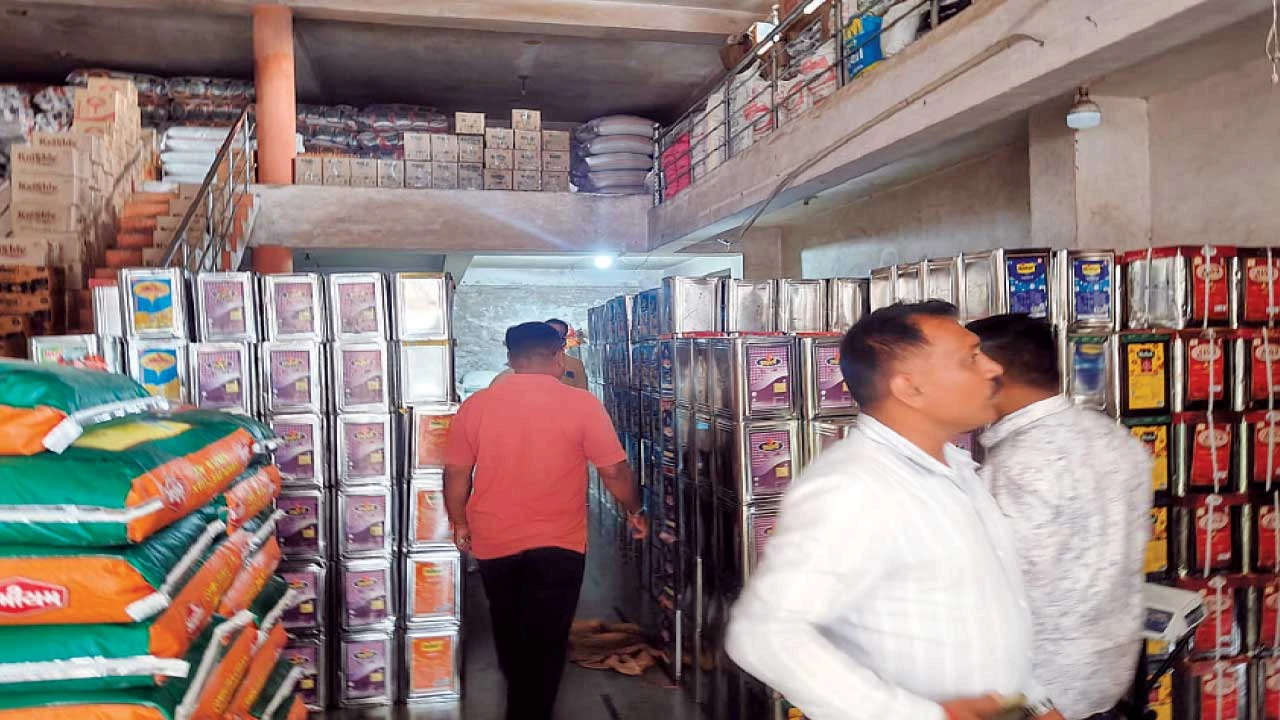 Chhota Udepur: અનાજ કરિયાણાની 15 પેઢીમાં તપાસ, 60 કિલો જથ્થાનો નાશ કરાયો
