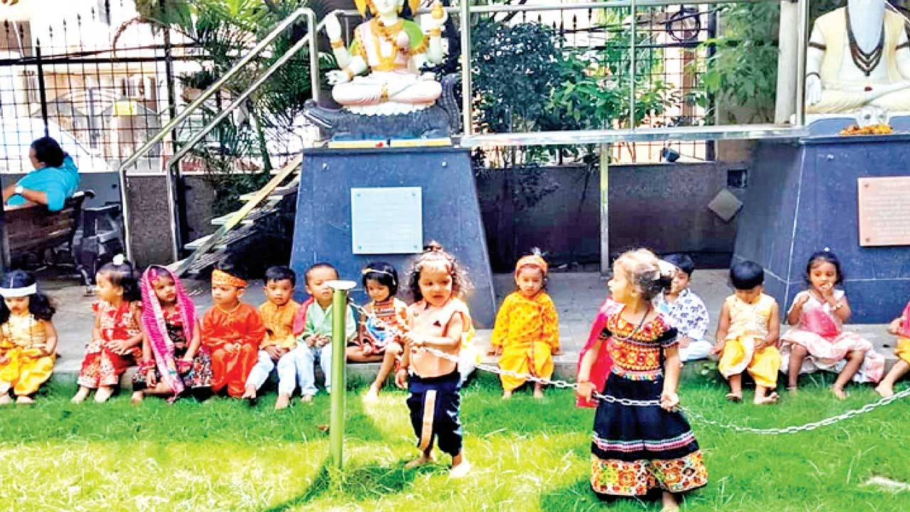 Bharuch: બિફોર જન્માષ્ટમીની ઉજવણીમાં બાળકો રાધા-કૃષ્ણ બન્યાં