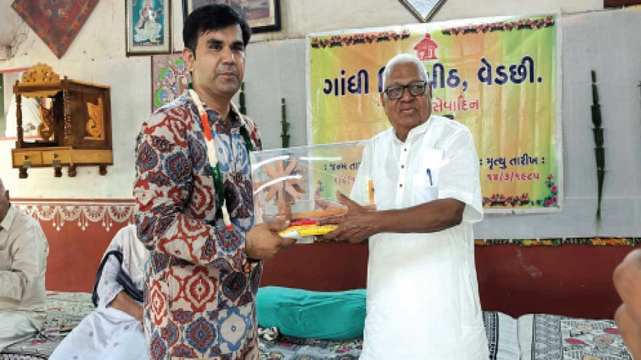 તાપી જિલ્લાના વેડછી ગાંધી વિદ્યાપીઠમાં 45મો 'સેવા દિન' ઉજવાયો