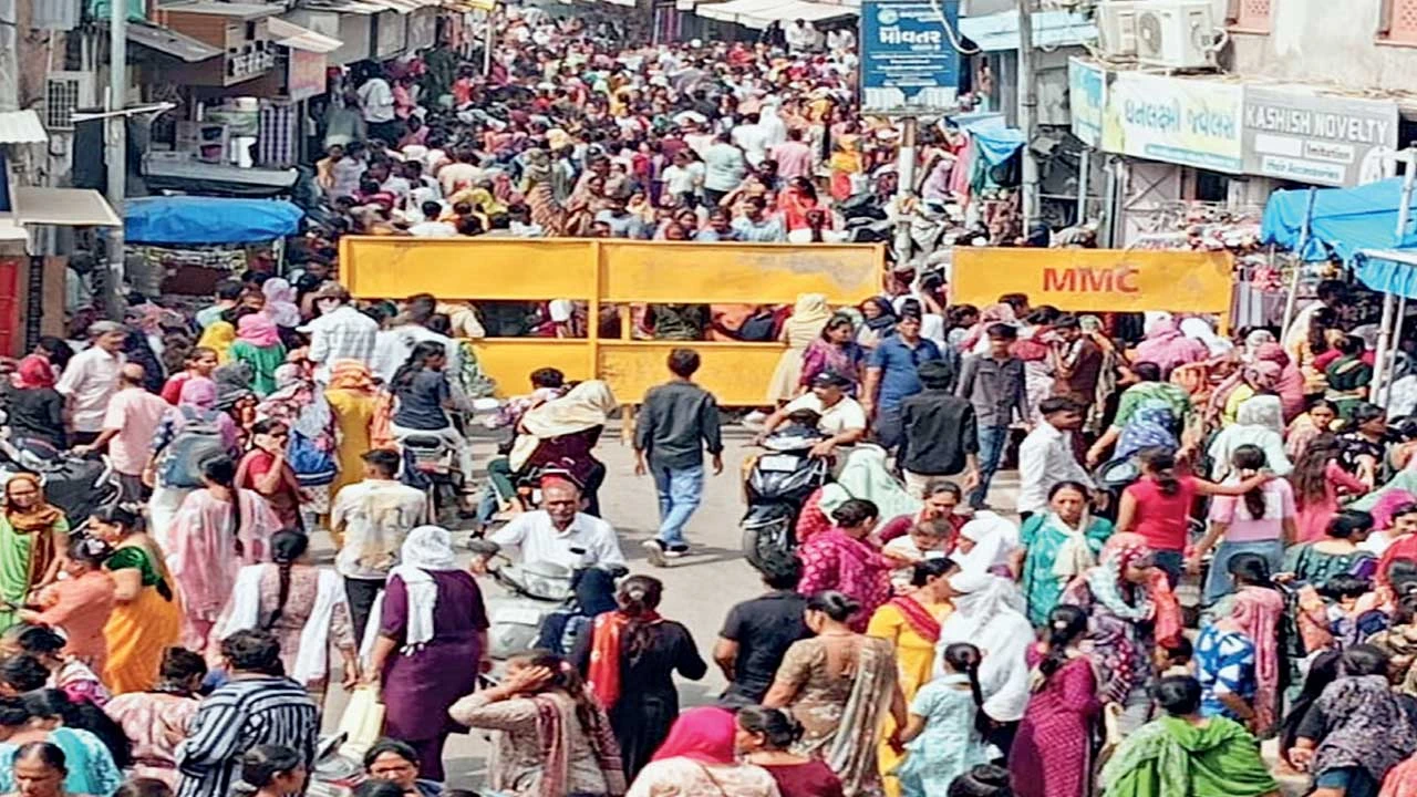 શીતળા સાતમ નિમિત્તે મહેસાણાના તોરણવાળી માતાના ચોકમાં મહિલાઓની ખરીદી માટે ભારે ભીડ