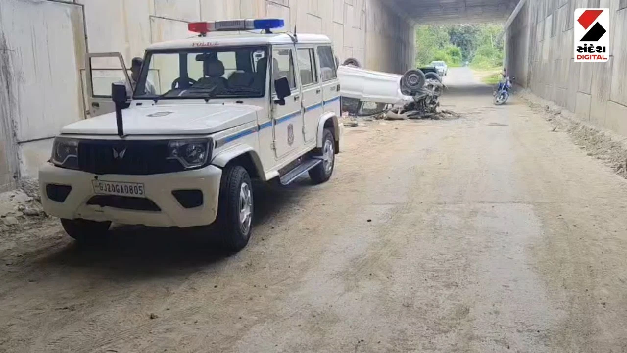 Dahod News: Liquor-Laden Car Crashes on Delhi-Mumbai Highway in Devgadh Baria