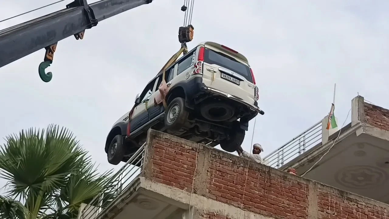 બિહારમાં છત પર ચઢાવી સ્કોર્પિયો