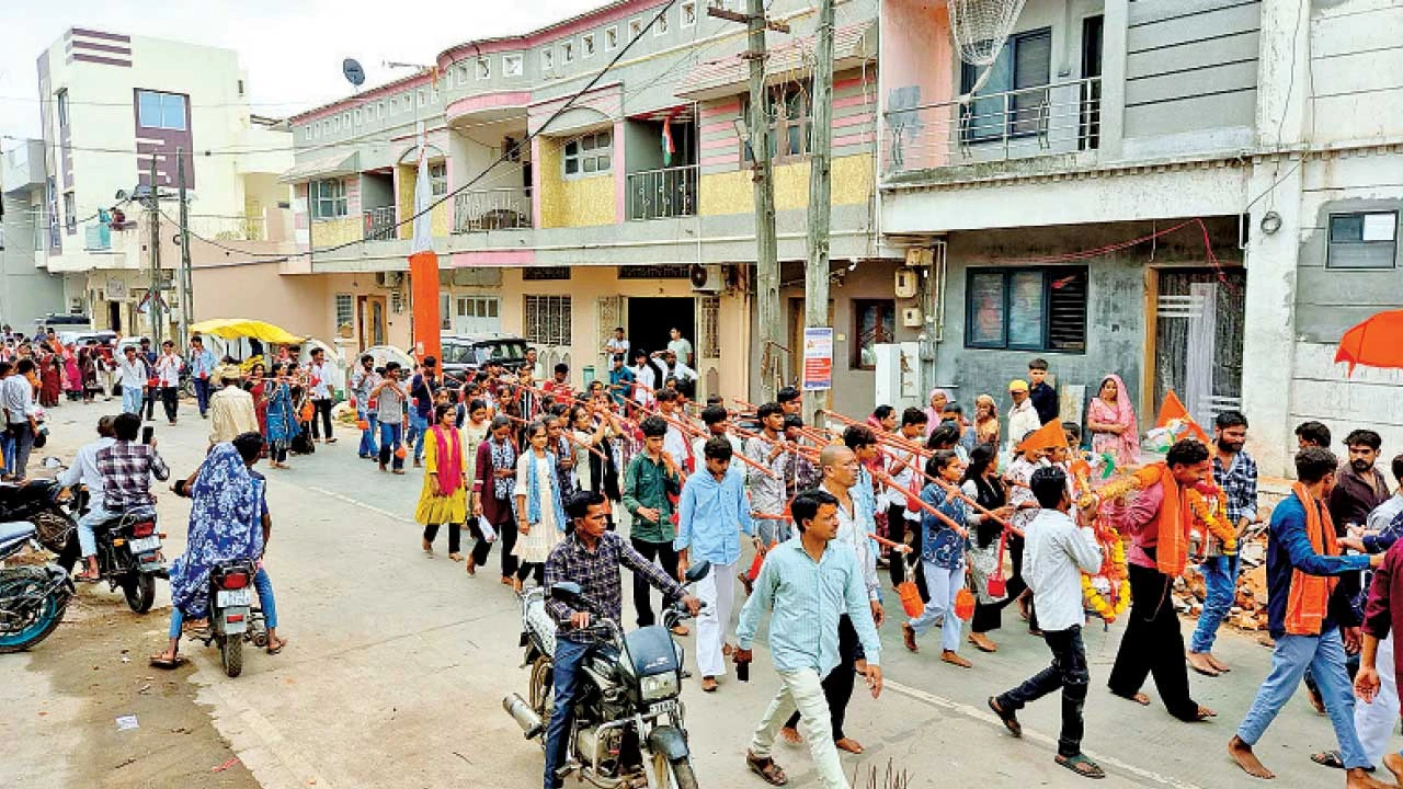 Dahod: શિવભક્તો દ્વારા સિંગવડથી સંજેલી સુધીની કાવડયાત્રા
