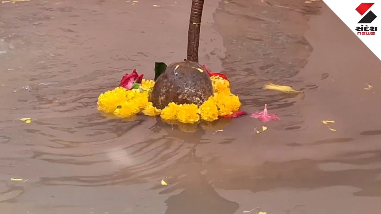 Chhota Udepur Devotees Submerge Shivling in Prayer for Rain