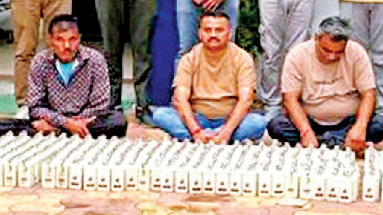Panchmahal: કારમાં રૂપિયા 2.72 લાખના દારૂ સાથે ત્રણ આરોપીઓ ઝડપાયા