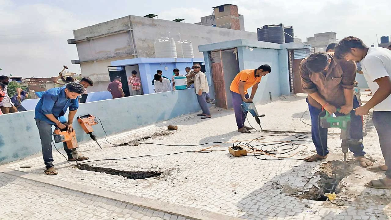 Ahmedabad : વિરાટનગરમાં આવેલ સુઝલ એસ્ટેટમાં 2,430 ચોરસ ફૂટનું ગેરકાયદેસર બાંધકામ તોડી પડાયું