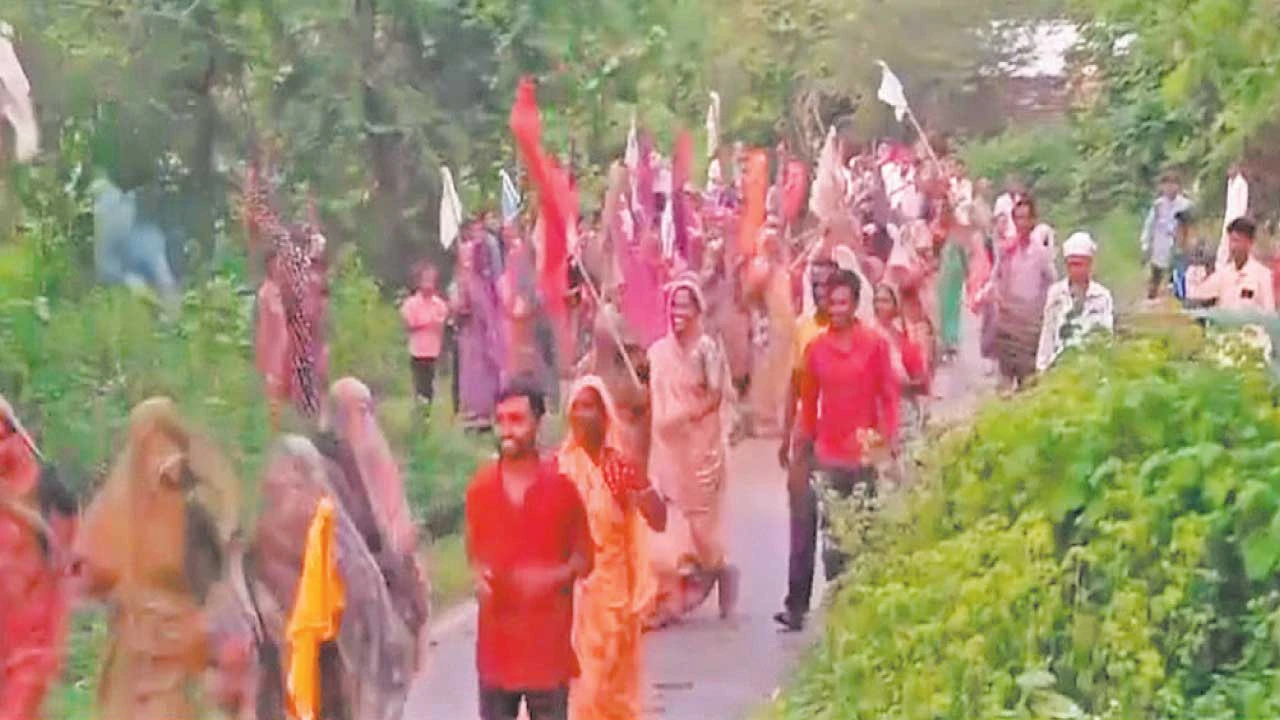 Panchmahal: શહેરા પંથકમાં મહિલાઓએ પુરુષ વેશમાં સજ્જ થઈ ધાડ પાડવાની વિધિ કરી