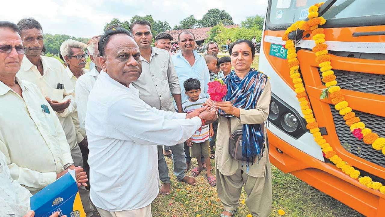 Godhra: આઝાદી બાદ પહેલીવાર કાદવિયા ગામને બસ સેવાનો લાભ મળતા આનંદ છવાયો
