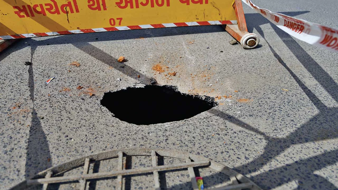Ahmedabad : ઈસનપુર-નારોલ રોડ પર વગર વરસાદે પડેલા ભૂવાએ તંત્રની પોલ ઉઘાડીકરી