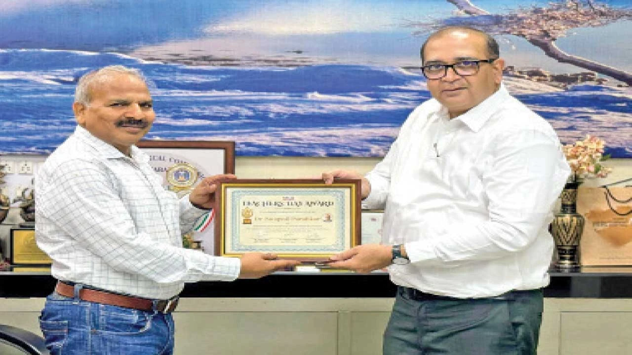 Vadodara: તબીબી શિક્ષણ ક્ષેત્રે સમર્પણ, માર્ગદર્શન અને નવતર પ્રયોગો માટે ઍવૉર્ડ એનાયત