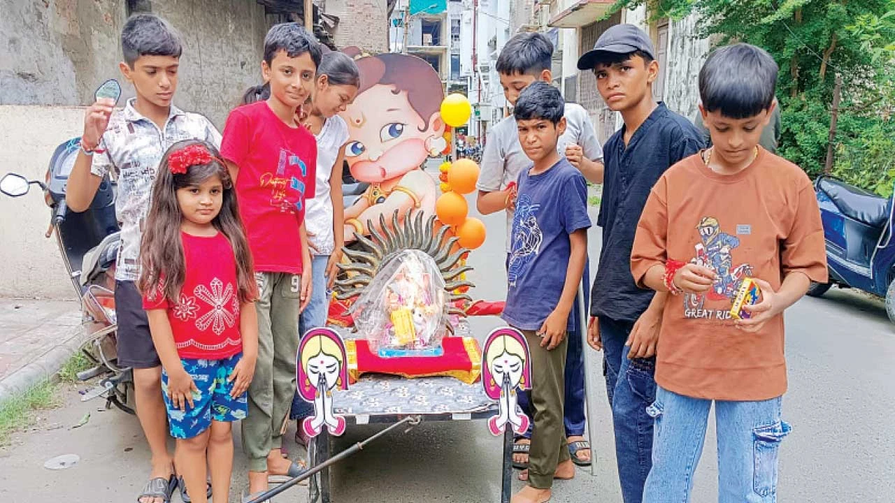 Vadodara: નાના ભક્તો પોતાના હાથે બનાવેલા રથ પર બાપ્પાને લઈને નીકળ્યાં