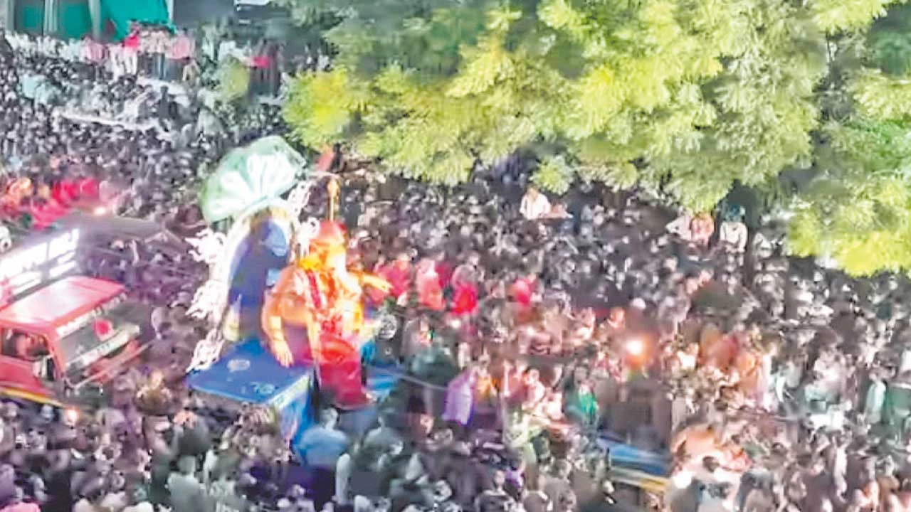 Halol: શ્રીજીની બે આગમન યાત્રા સામસામે આવતાં ભીડ બેકાબૂ બની