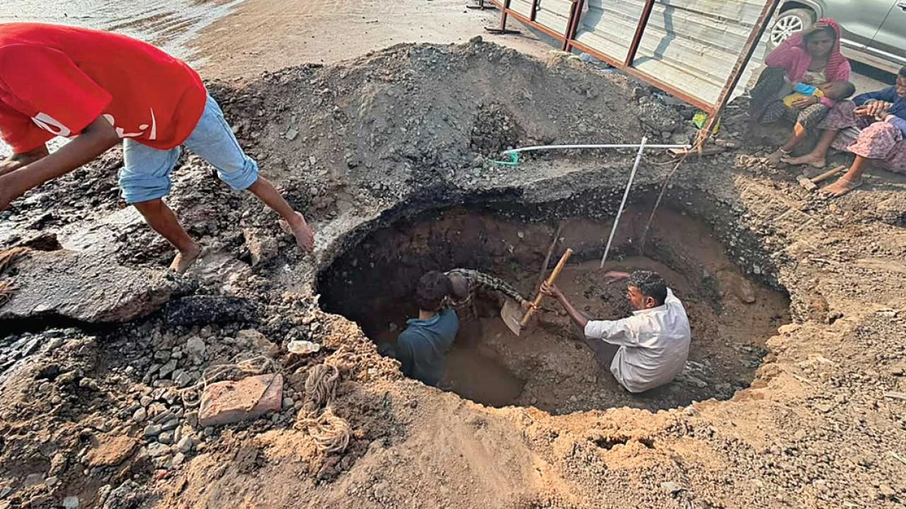 Ahmedabad : હાટકેશ્વર સર્કલ પર તંત્રની ઘોર બેદરકારીથી રસ્તો લપસણો બન્યો, 10થી વધુ વાહનો સ્લીપ