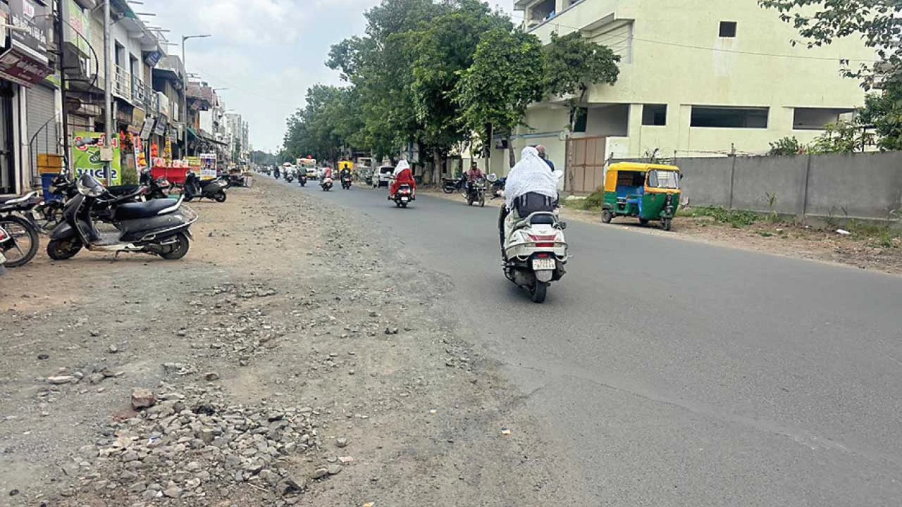 Ahmedabad :નિકોલ-નરોડા રોડ પર આવેલ ધરતી વિદ્યાલય સામે લાંબા સમયથી રસ્તો બિસ્માર : સ્થાનિકોમાં ભારે રોષ