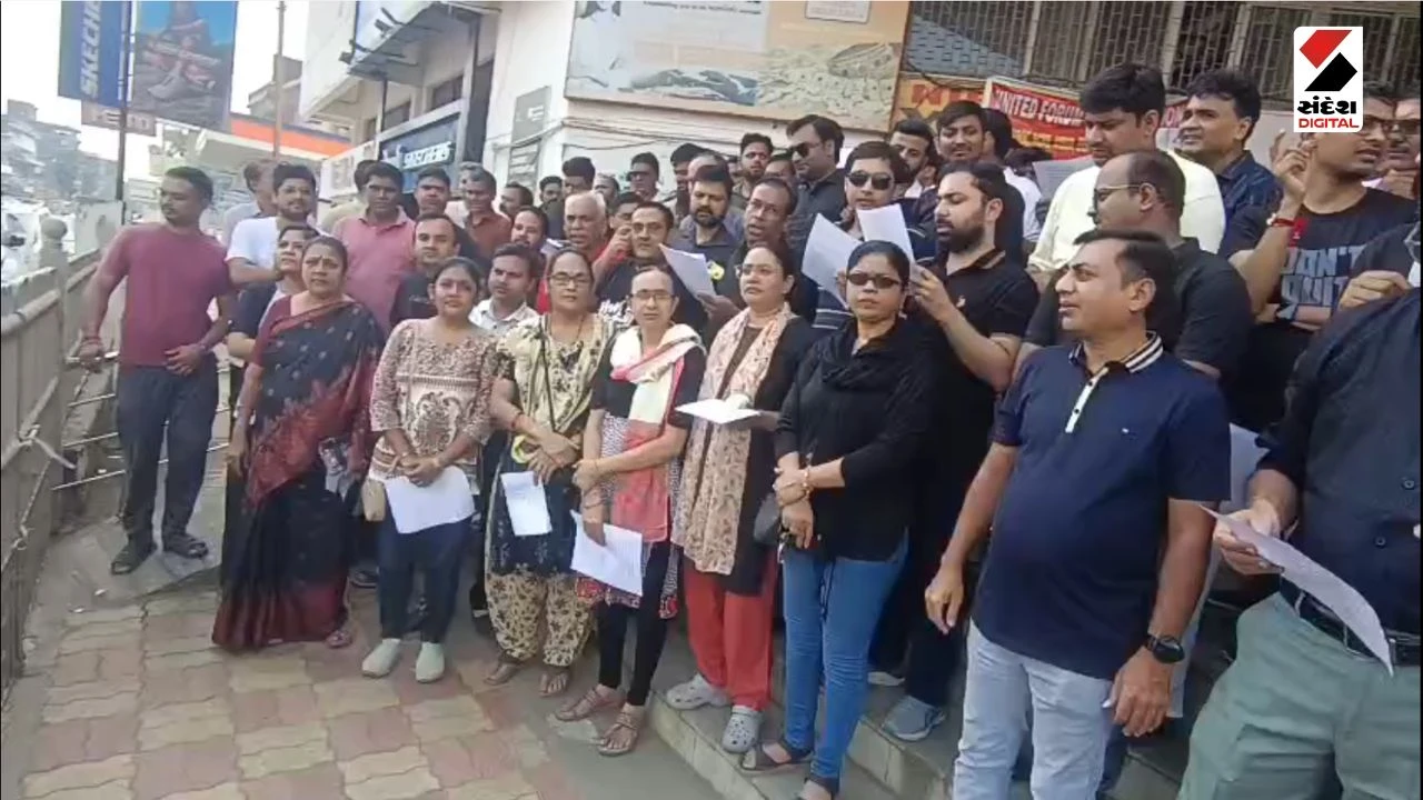 Bharuch News Bank employees strike protest wearing black clothes demanding 5-day banking