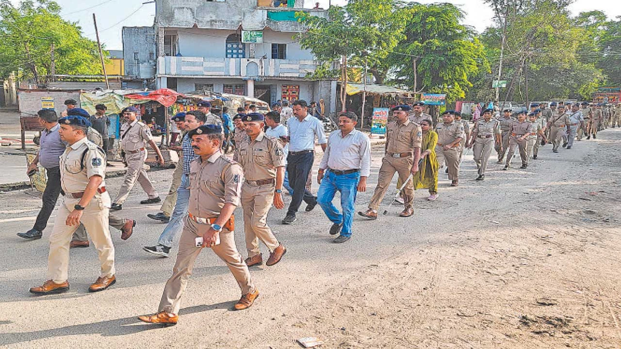 Kalol: આગામી તહેવારોને અનુલક્ષીને પોલીસની ફ્લેગ માર્ચ યોજાઈ
