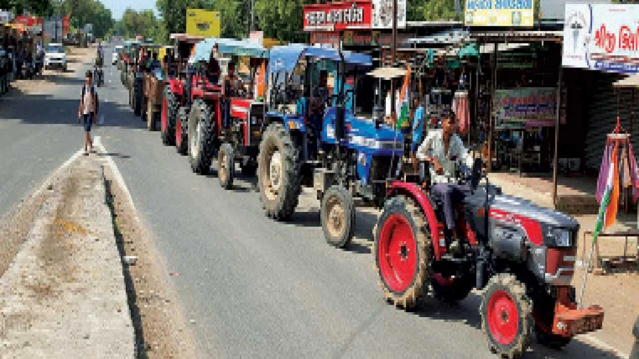 Padra: તાલુકાને દુષ્કાળગ્રસ્ત જાહેર કરવાની માગ સાથે કોંગ્રેસની ટ્રેક્ટર રેલી