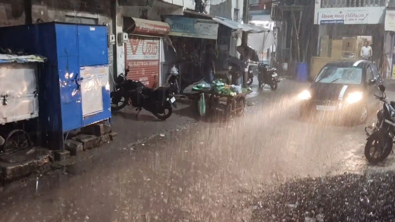 Heavy rain accompanied by thunder and strong winds in Waghodia, Vadodara.