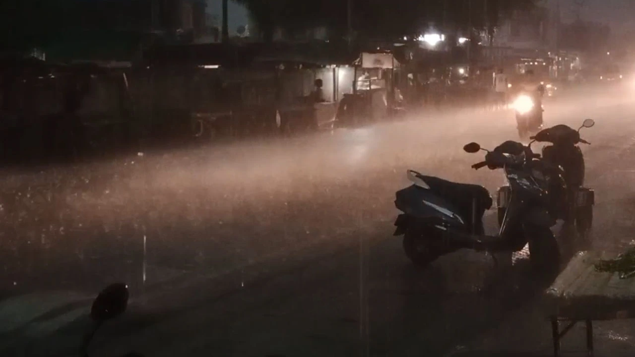 Light rain begins in Shinor, Vadodara.