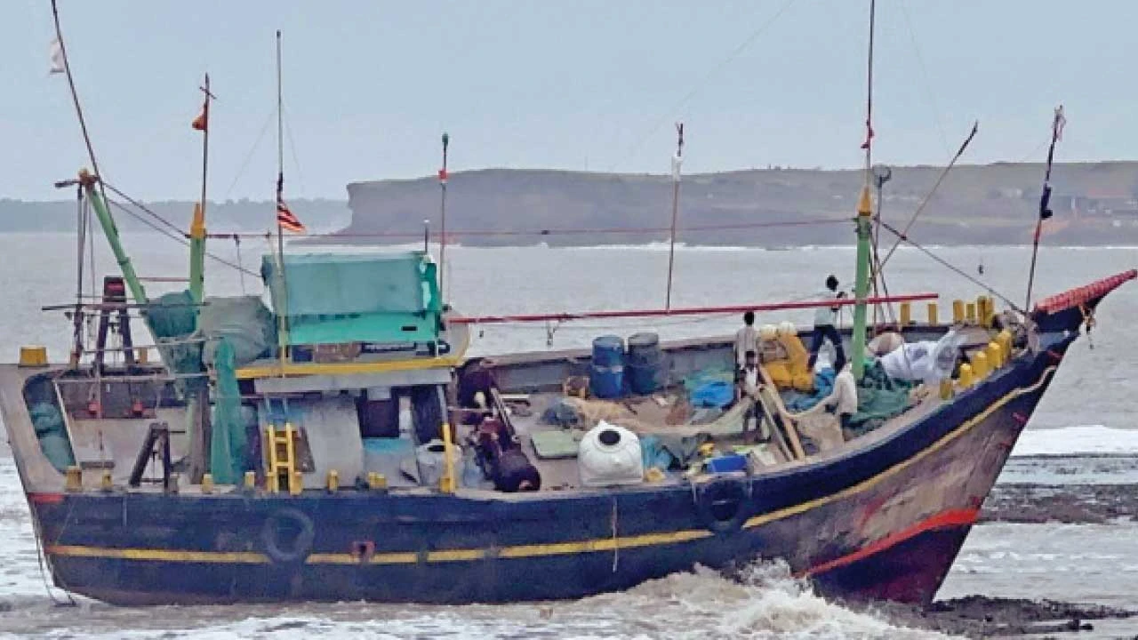 Diu : દીવમાં INSખુખરી મેમોરિયલ નજીક ફિશિંગ બોટ દરિયાના ભાઠા પર ફ્સાઈ