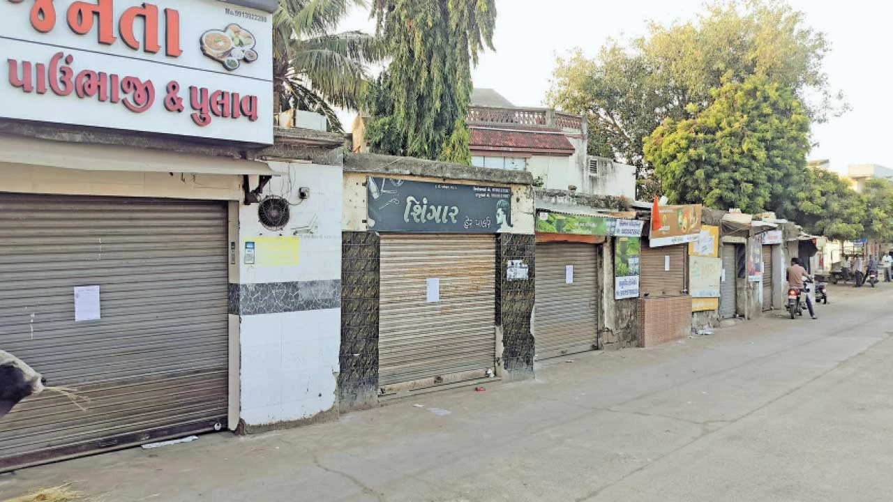 Junagdh:મેંદરડામાં ગ્રા.પં.ની ડ્રાઇવઃ ત્રિકોણીયા બગીચાની દુકાનો સીલ, કરોડોની સરકારી જમીન દબાણમુક્ત