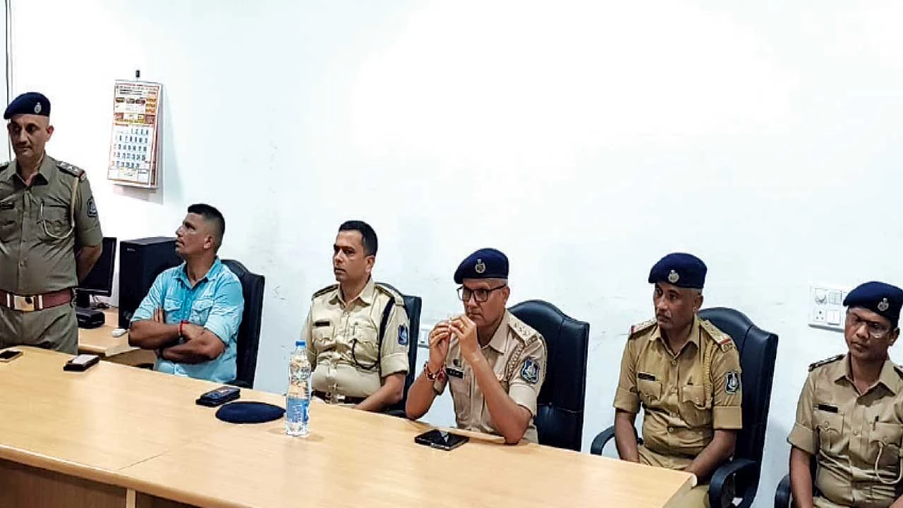 Halol: ગણેશોત્સવને લઈ હાલોલમાં પોલીસ દ્વારા ફૂટ પેટ્રોલિંગ કરાયું