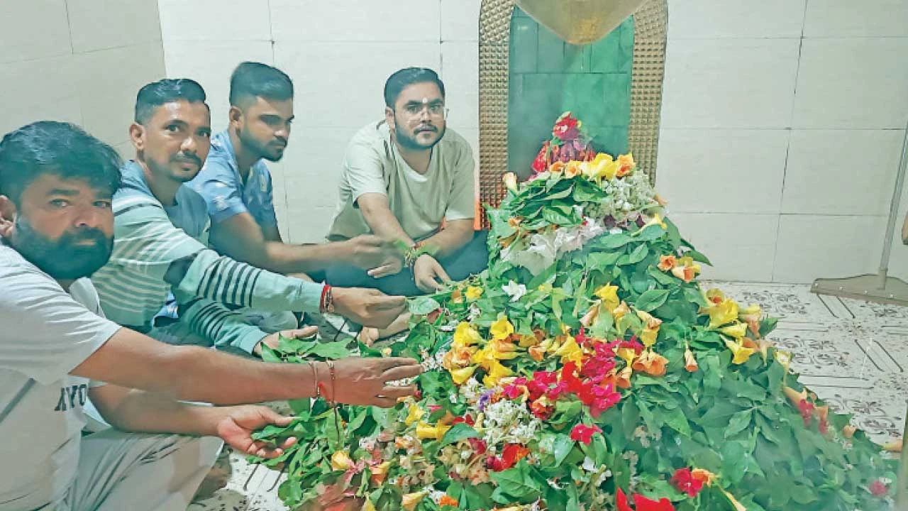 જૂનાગઢના માળીયા(હા)ના કુકસવાડામાં બિલનાથ મહાદેવ મંદિરે સવા લાખ બીલીપત્રોનો મહાઅભિષેક સંપન્ન