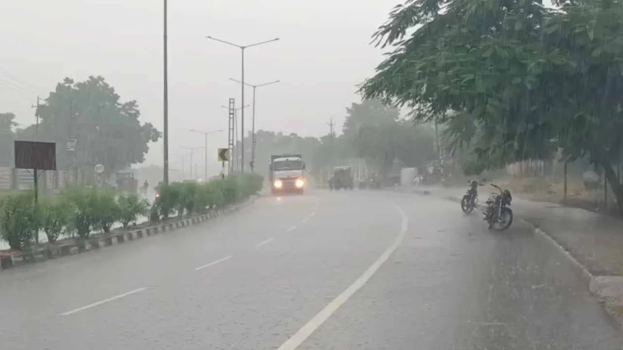 Rain with thunder in Ambaji Dham