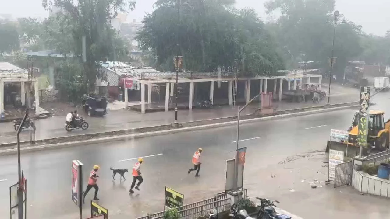 Rain with thunder in Ambaji Dham