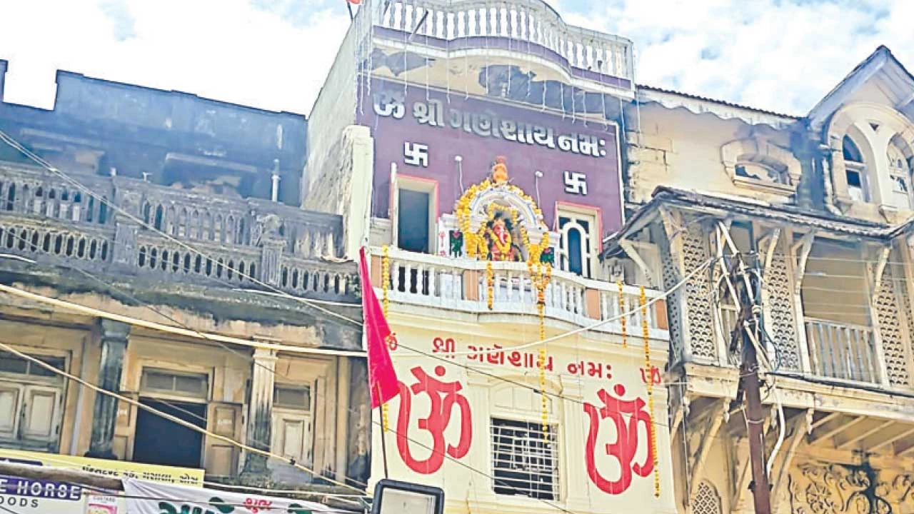 પોરબંદરના માણેકચોકમાં 100 વર્ષથી ત્રીજા માળે બિરાજતા અનોખા ગણપતિ મંદિરના દર્શન
