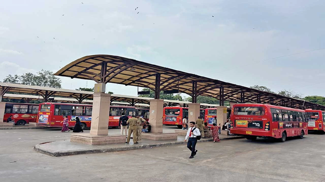 Ahmedabad : લાલ દરવાજા AMTSબસ સ્ટેન્ડ ખાતે ડિજિટલ ટાઇમ ટેબલ બોર્ડ શોભાના ગાંઠિયા સમાન બન્યા