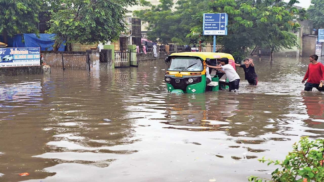Ahmedabad : મેઘરાજાની તોફાની બેટિંગ, વાહનચાલકો અટવાયા