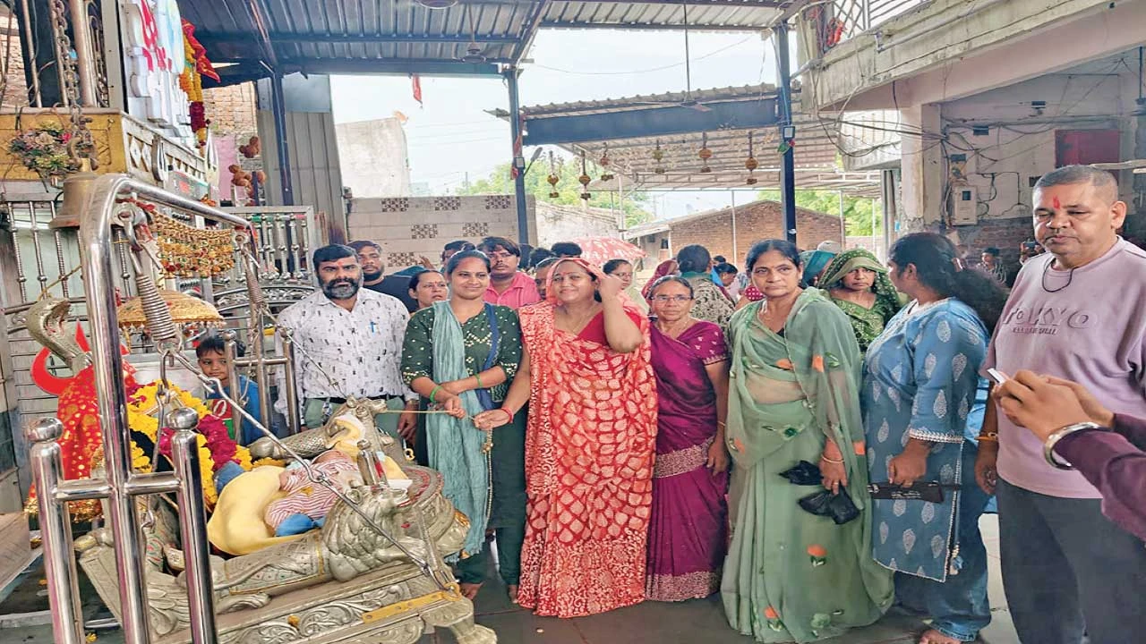 પાટણના ધાયણીજ ગામે પુત્રનો જન્મ થતાં ધાયણોજ જહું માતાજીના મંદિરે પેંડાથી તોલી માનતા પુર્ણ કરી
