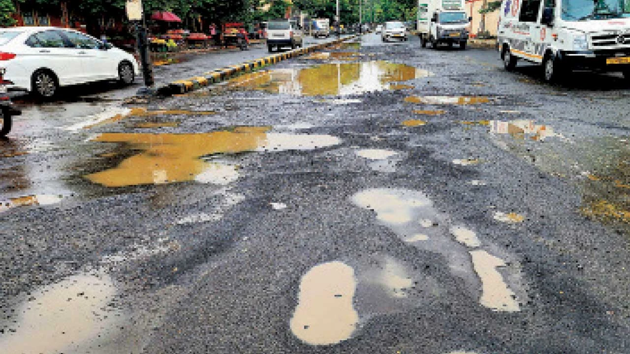 Vadodara: અઢી ઈંચ વરસાદથી માર્ગોની હાલત કથળી, ઠેરઠેર ખાડાથી તંત્ર દોડતું થયું