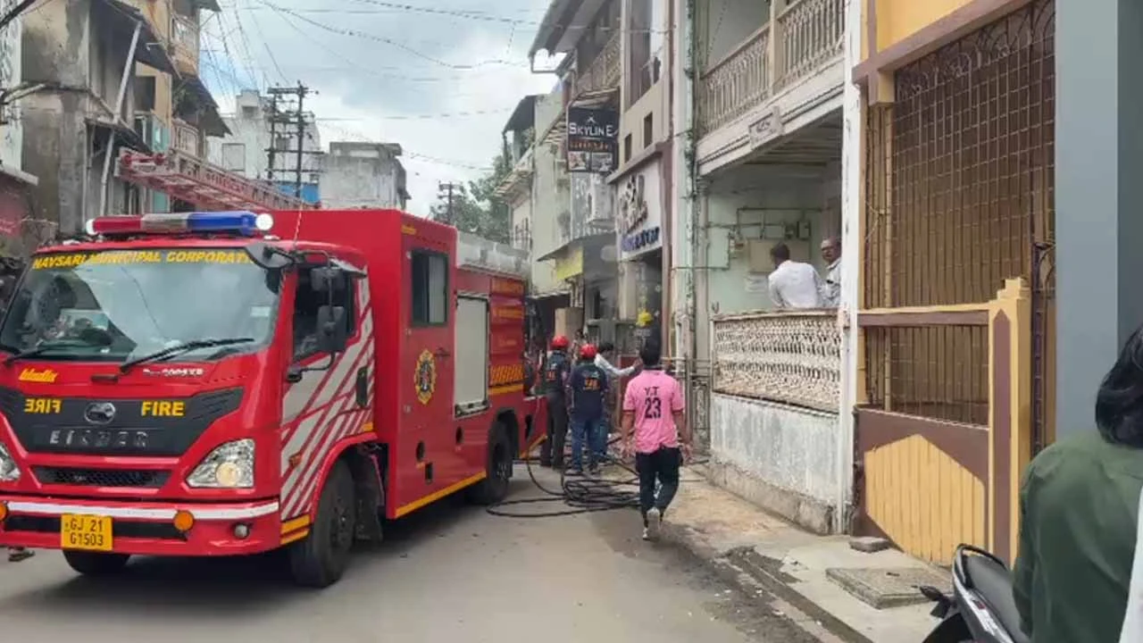 Fire breaks out in gift shop in Navsari Golwad