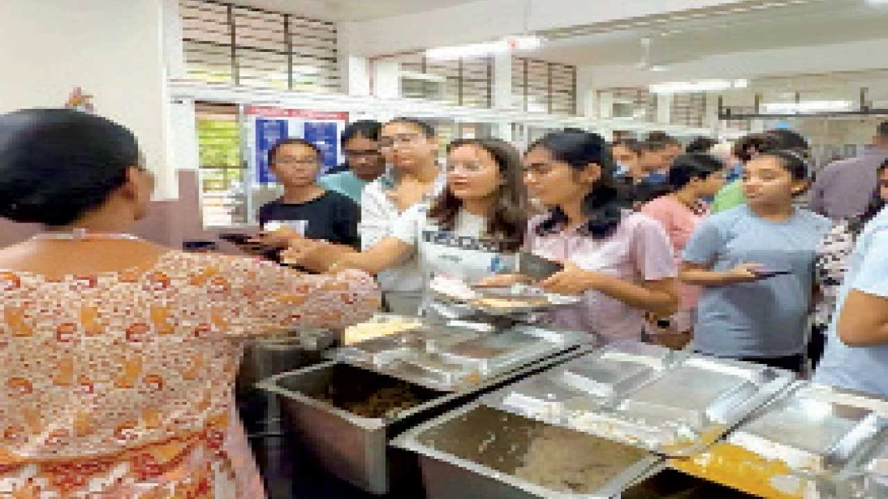 Vadodara: 8 કૅન્ટિનને શીડયુલ-4ની નોટિસ અપાઇ, 4 યુનિટ બંધ કરાવાયા