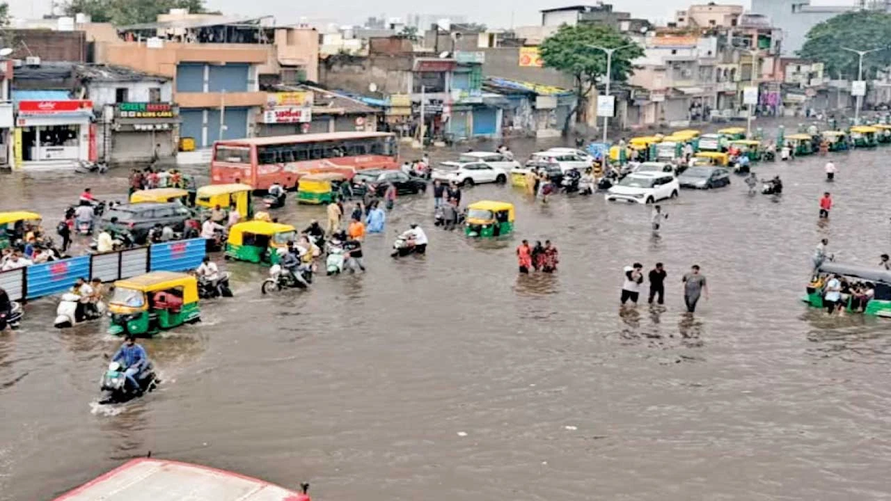 Ahmedabad : શહેરમાં મોડી રાત્રે ધોધમાર વરસાદઃ હાટકેશ્વર-અમરાઈવાડીમાં ટ્રાફ્કિજામ, જનજીવન અસ્તવ્યસ્ત