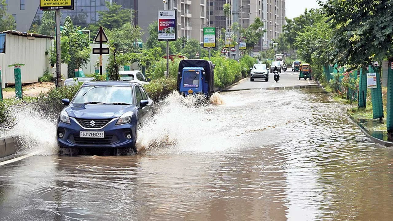 Ahmedabad : ટેક્સ પૂરો ભરીએ છીએ તો સુવિધા કેમ નહીં?' : સ્માર્ટ સિટીના નામે અબજોનો વેરો ઉઘરાવતું તંત્ર વરસાદી પાણી ઉલેચવામાં પણ નિષ્ફ્ળ