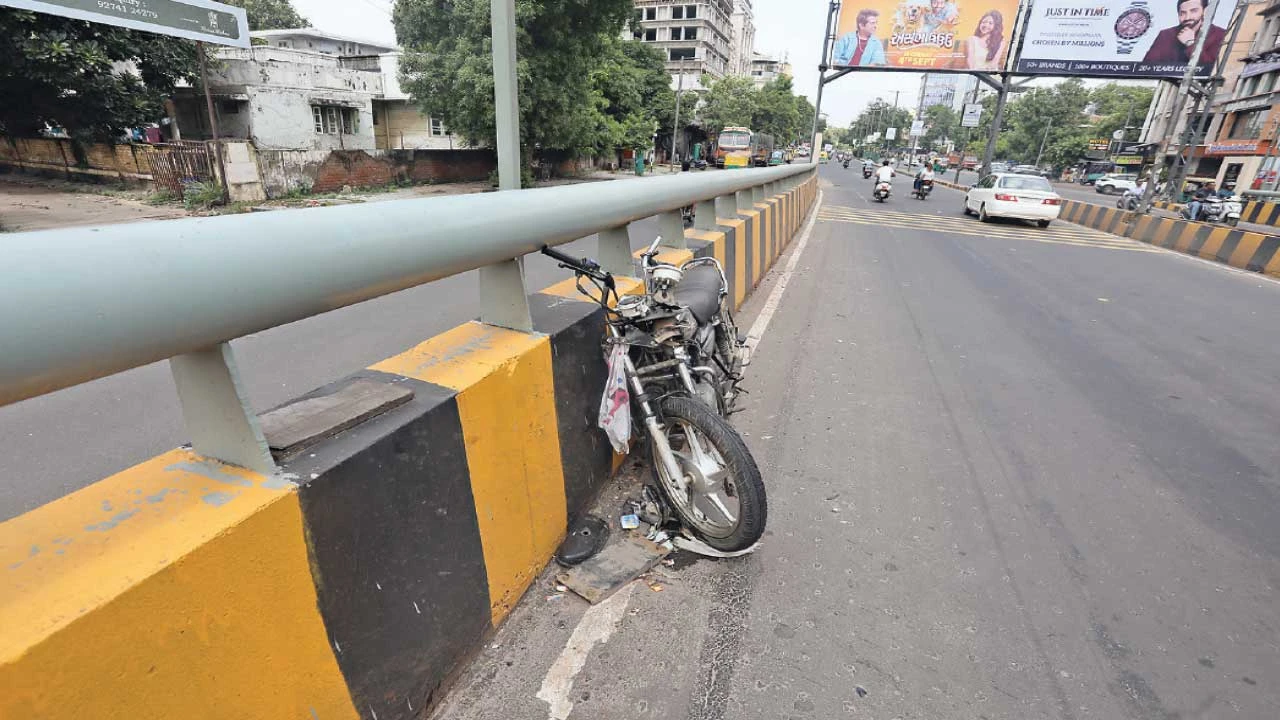 Ahmedabad : અંજલી બ્રિજ પર રોંગ સાઈડમાં આવતી ટ્રકે બાઈકને ટક્કર મારી, યુવકનું મોત