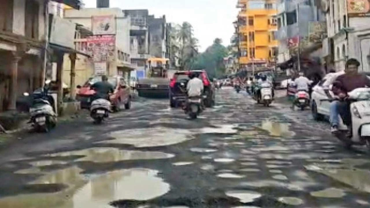 Vapi : સંઘપ્રદેશ દમણમાં તીન બત્તીથી જેટી સુધીનો રોડ અત્યંત જર્જરિત હાલતમાં