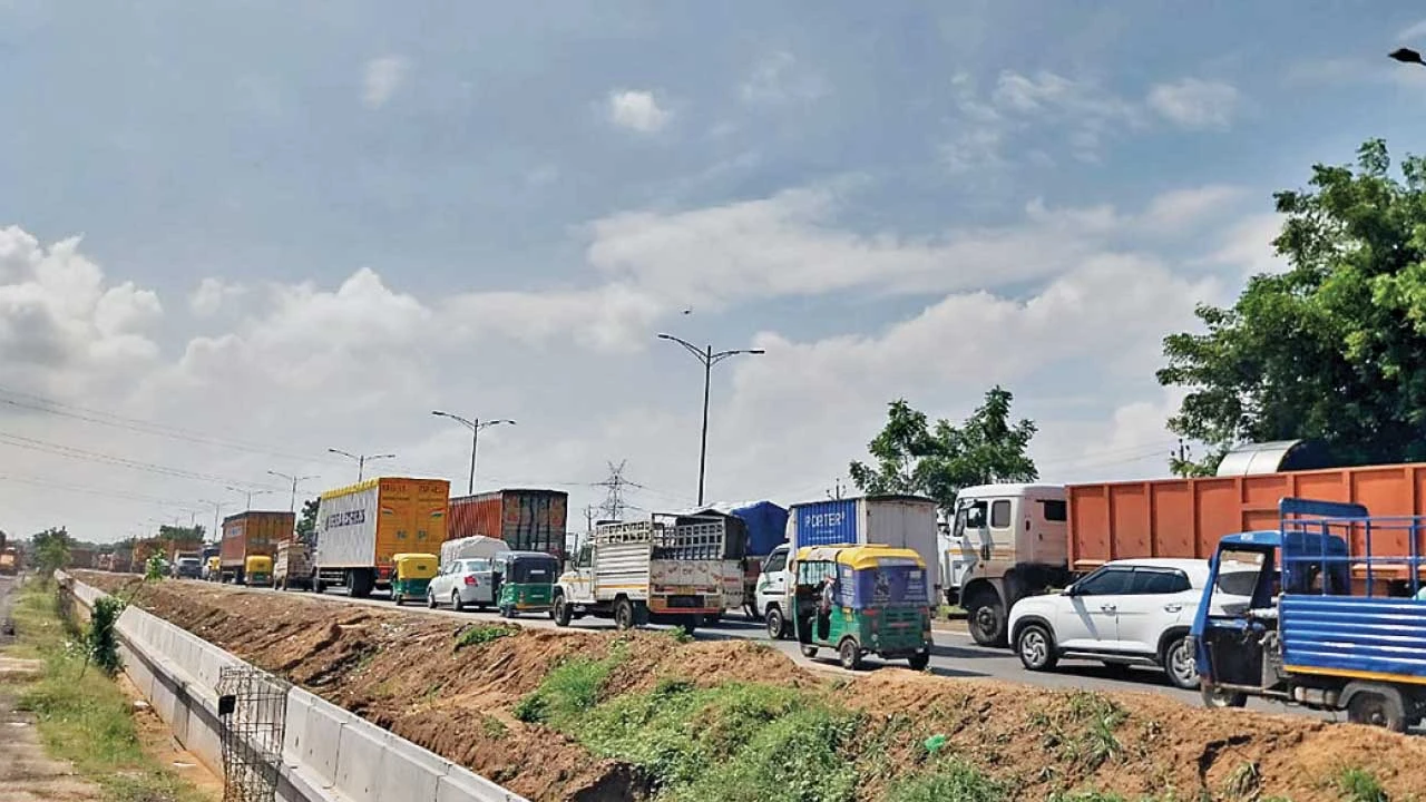 Ahmedabad :વટવા-પીરાણા રિંગ રોડ પર 2 કિમી લાંબો ચક્કાજામ