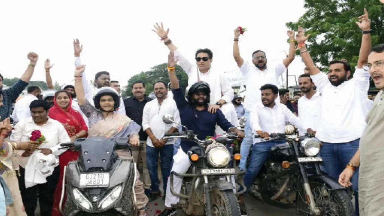 Surat : કામરેજનાં યુવા અગ્રણી વર્લ્ડ યૂથ ફેસ્ટિવલમાં જવાની તક છોડી વડનગર-કાશી બાઇક રેલીમાં જોડાયા