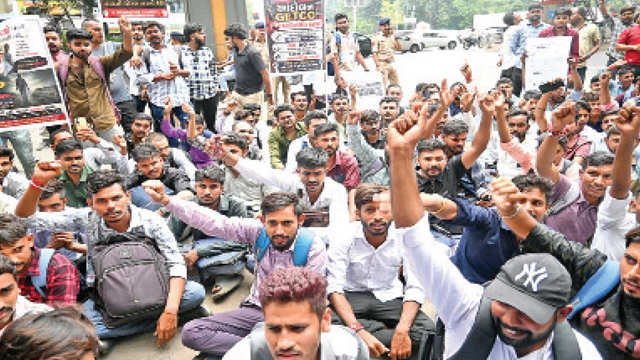 Vadodara: જેટકોમાં આઉટ સોર્સિગના વિરોધમાં ઉમેદવારોના ભારે સૂત્રોચ્ચાર - દેખાવ