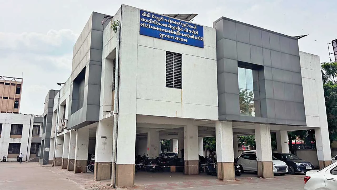 Ahmedabad : લાલદરવાજાના મહેસૂલ ભવનમાં તૂટેલા બાંકડા કર્મચારીઓના ખાલી રૂમમાં ACઅને પંખા ફુલ