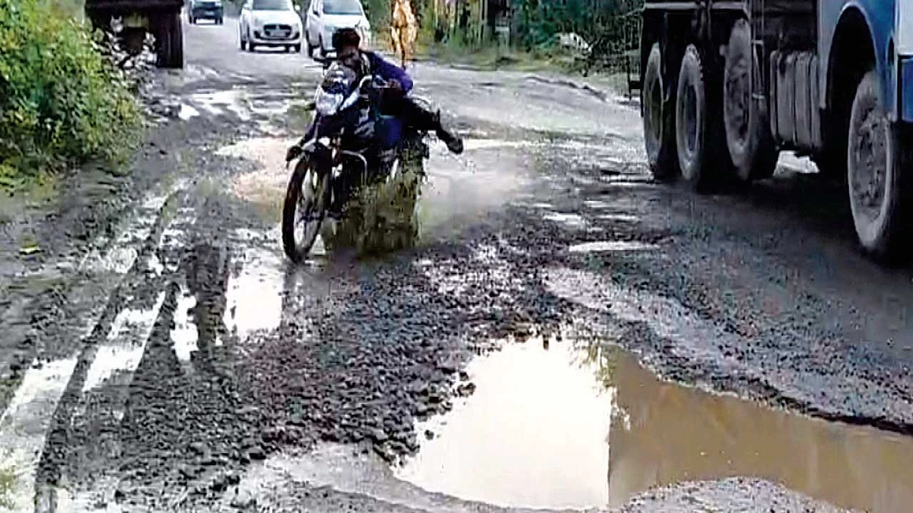 Vadodara: સાવલી - ઉદલપુરના 38 કિ.મી.ના રોડના કામમાં વિલંબથી લોકોમાં રોષ
