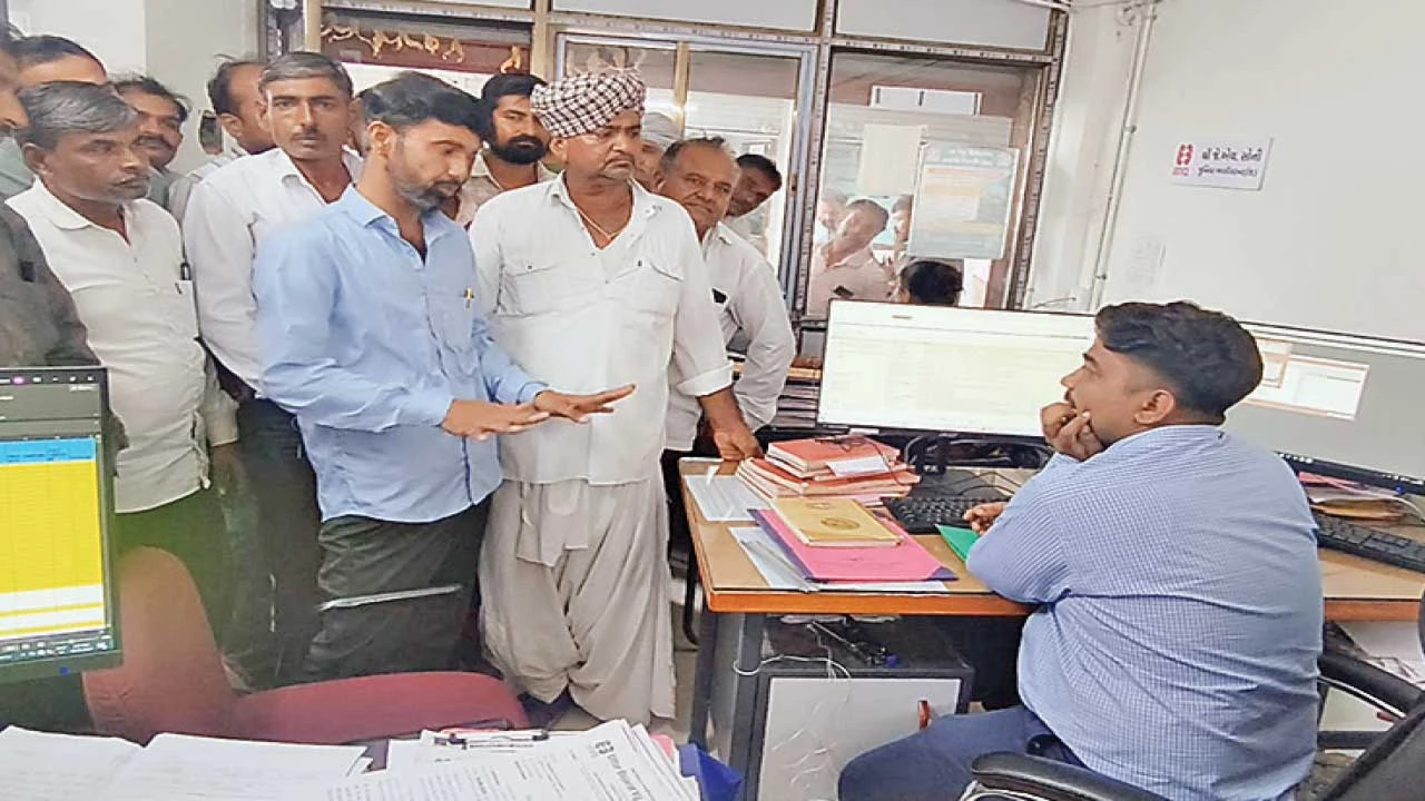 Tharad : ઢીમા ફીડર બંધ રહેતા ખેડૂતોએ વીજ કચેરીએ જઈ રોષ ઠાલવ્યો