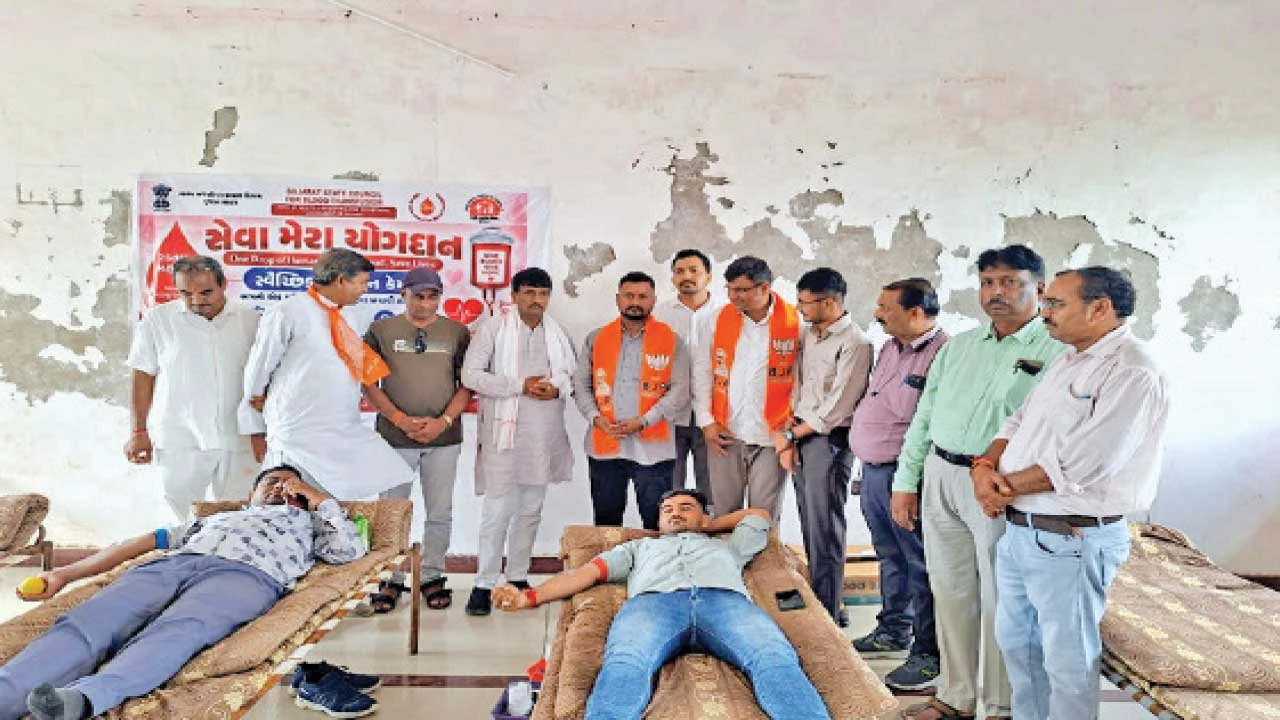 વાવ-થરાદ જિલ્લામાં ગૌસેવા અને રક્તદાનથી વડાપ્રધાન મોદીના જન્મદિનની ઉજવણી